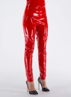 NINEMINUTESModello: “THE LEGS LATEX “Codice Articolo: 22FWNPN0004Composizione: 45% poliestere, 55% poliuretano.Fodera: 97% poliestere, 3% elastan.Vestibilità: La modella è alta 164 cm e veste una taglia 40. Pantaloni<LEGGINGS THE LEGS LATEX Rosso