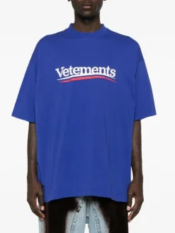 VETEMENTS. T-Shirt<T-SHIRT CAMPAIGN LOGO Blu