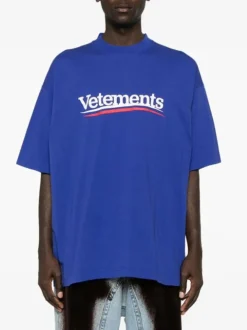 VETEMENTS. T-Shirt<T-SHIRT CAMPAIGN LOGO Blu