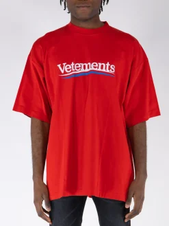 VETEMENTS. T-Shirt<T-SHIRT CAMPAIGN LOGO Bianco, Blu, Rosso