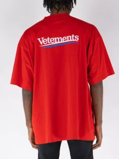 VETEMENTS. T-Shirt<T-SHIRT CAMPAIGN LOGO Bianco, Blu, Rosso