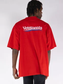 VETEMENTS. T-Shirt<T-SHIRT CAMPAIGN LOGO Bianco, Blu, Rosso