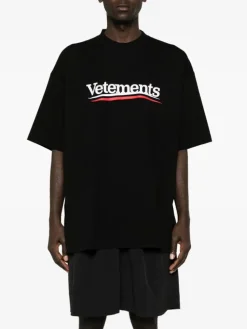VETEMENTS. T-Shirt<T-SHIRT CAMPAIGN LOGO Bianco, Nero