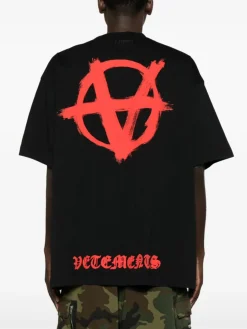 VETEMENTS. T-Shirt<T-SHIRT DOUBLE ANARCHY Nero, Rosso