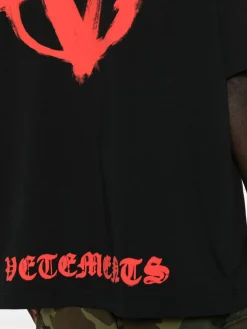 VETEMENTS. T-Shirt<T-SHIRT DOUBLE ANARCHY Nero, Rosso