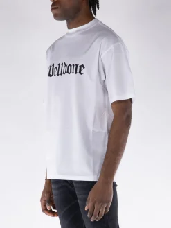WE11DONE. T-Shirt<T-SHIRT GOTHIC LOGO PRINT Bianco, Nero