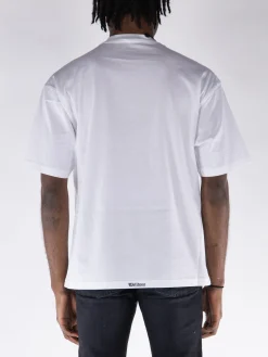 WE11DONE. T-Shirt<T-SHIRT GOTHIC LOGO PRINT Bianco, Nero