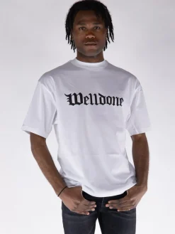 WE11DONE. T-Shirt<T-SHIRT GOTHIC LOGO PRINT Bianco, Nero