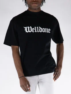 WE11DONE. T-Shirt<T-SHIRT GOTHIC LOGO PRINT Bianco, Nero