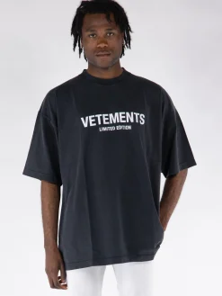 VETEMENTS. T-Shirt<T-SHIRT LIMITED EDITION Bianco, Nero