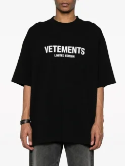 VETEMENTS. T-Shirt<T-SHIRT LIMITED EDITION LOGO Bianco, Nero