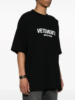 VETEMENTS. T-Shirt<T-SHIRT LIMITED EDITION LOGO Bianco, Nero