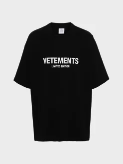 VETEMENTS. T-Shirt<T-SHIRT LIMITED EDITION LOGO Bianco, Nero
