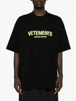 VETEMENTS. T-Shirt<T-SHIRT LIMITED EDITION LOGO Bianco, Nero