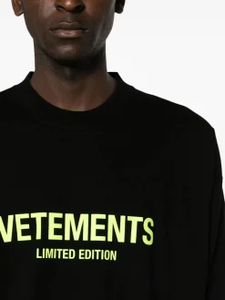 VETEMENTS. T-Shirt<T-SHIRT LIMITED EDITION LOGO Bianco, Nero