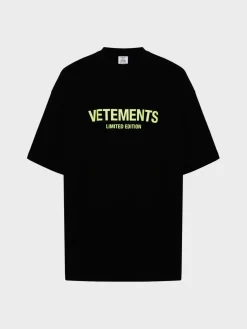 VETEMENTS. T-Shirt<T-SHIRT LIMITED EDITION LOGO Bianco, Nero