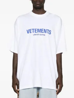 VETEMENTS. T-Shirt<T-SHIRT LIMITED EDITION LOGO Bianco, Blu