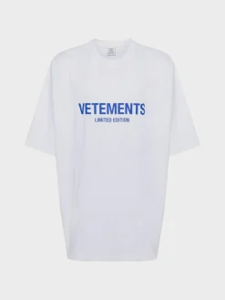 VETEMENTS. T-Shirt<T-SHIRT LIMITED EDITION LOGO Bianco, Blu