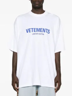 VETEMENTS. T-Shirt<T-SHIRT LIMITED EDITION LOGO Bianco, Blu