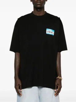 VETEMENTS. T-Shirt<T-SHIRT MY NAME IS VETEMENTS Nero