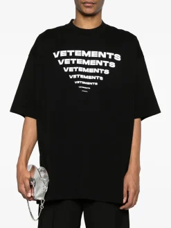 VETEMENTS. T-Shirt<T-SHIRT PYRAMID LOGO Nero