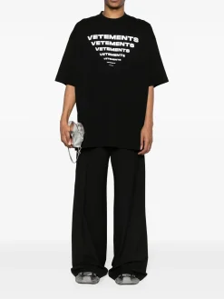 VETEMENTS. T-Shirt<T-SHIRT PYRAMID LOGO Nero