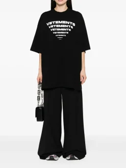 VETEMENTS. T-Shirt<T-SHIRT PYRAMID LOGO Nero