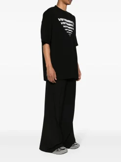 VETEMENTS. T-Shirt<T-SHIRT PYRAMID LOGO Nero